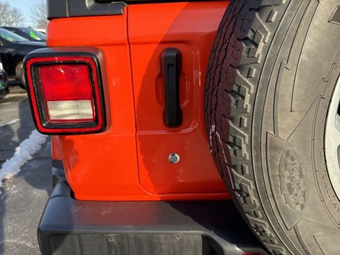 Used 2018 Jeep Wrangler Unlimited Sahara image 45