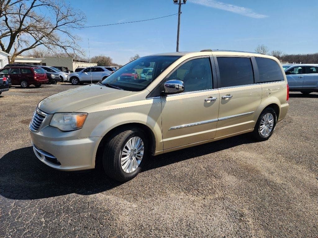 Used 2012 Chrysler Town & Country Limited w/ Luxury Group FWD image 10