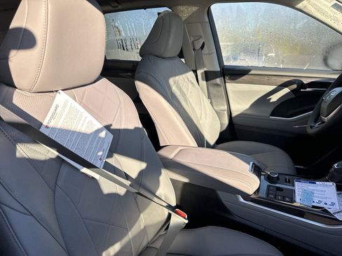 New 2025 Toyota Highlander Platinum image 39