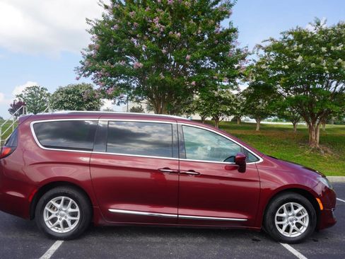 Used 2020 Chrysler Pacifica Touring-L FWD image 8