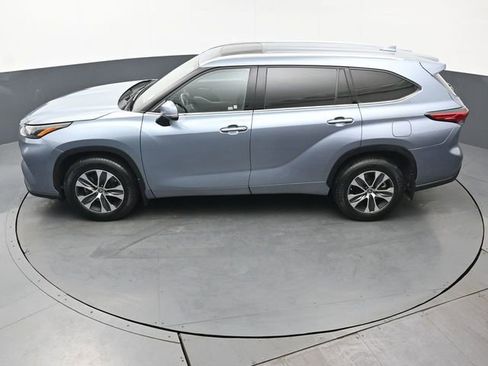 Certified 2022 Toyota Highlander XLE image 42