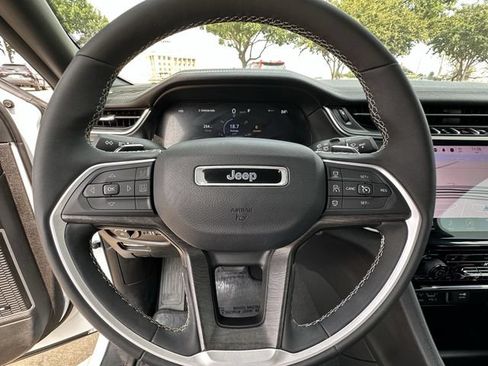 Used 2024 Jeep Grand Cherokee L Limited w/ Black Appearance Package AWD/4WD image 12