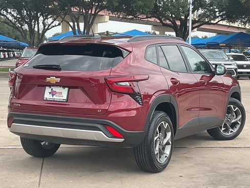 Used 2025 Chevrolet Trax LT w/ LT Convenience Package FWD image 4