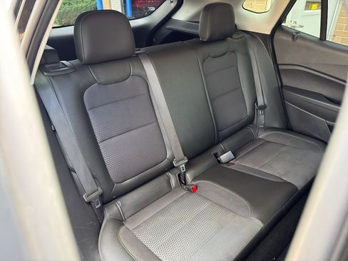 Used 2025 Chevrolet Trax LT FWD image 34
