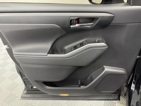 Used 2024 Toyota Highlander XLE image 10