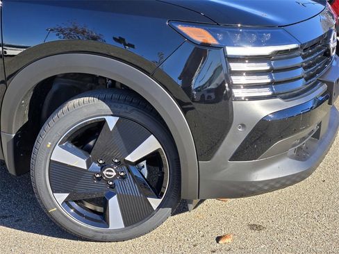 New 2025 Nissan Kicks SR image 3