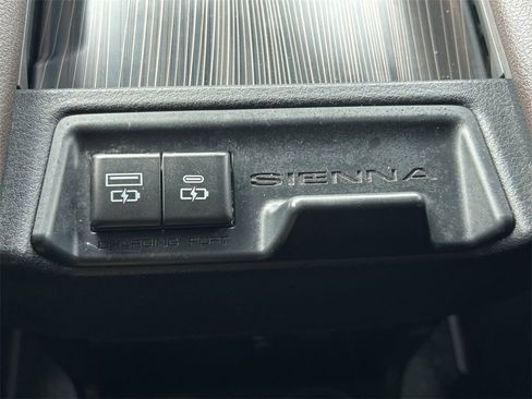 Used 2021 Toyota Sienna Platinum image 25