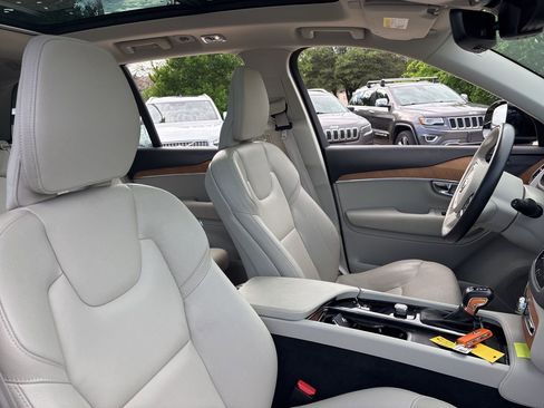 Used 2022 Volvo XC90 T6 Momentum w/ Advanced Package image 12