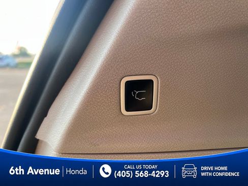 Used 2023 Chrysler Pacifica Touring-L FWD image 17