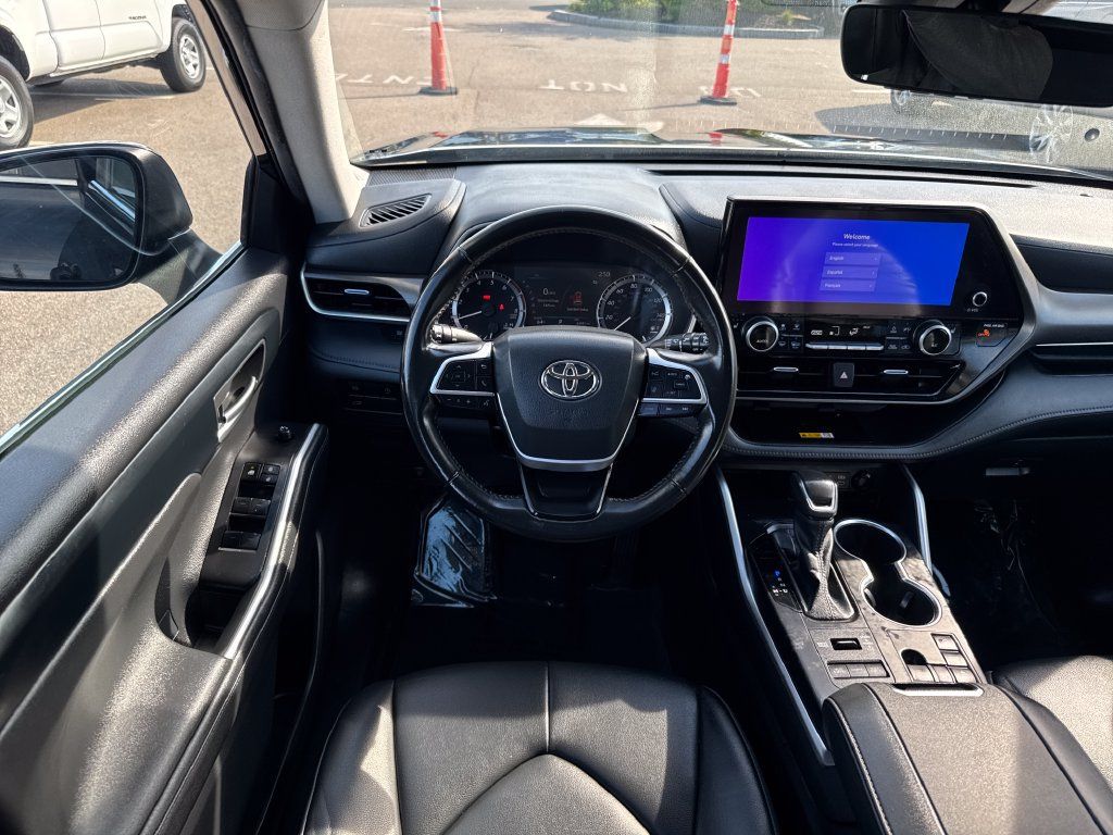 Used 2023 Toyota Highlander XLE AWD/4WD image 13