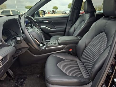 Used 2025 Toyota Highlander XSE image 16