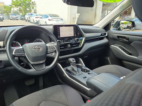 Used 2022 Toyota Highlander LE FWD image 11