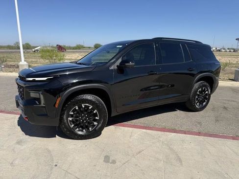 Used 2026 Chevrolet Traverse LT image 2