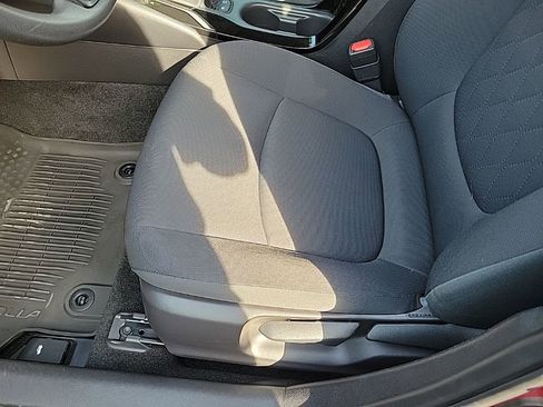 Used 2022 Toyota Corolla LE image 7