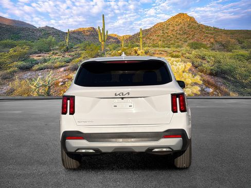 Used 2025 Kia Sorento LX FWD image 9