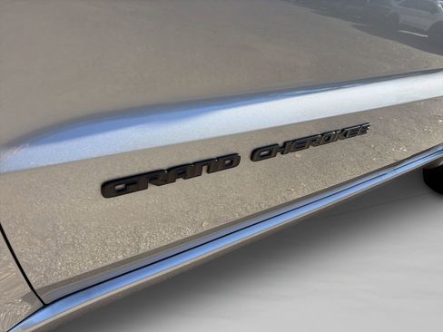 Used 2018 Jeep Grand Cherokee Altitude image 21