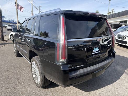 Used 2018 Cadillac Escalade Platinum AWD/4WD image 3