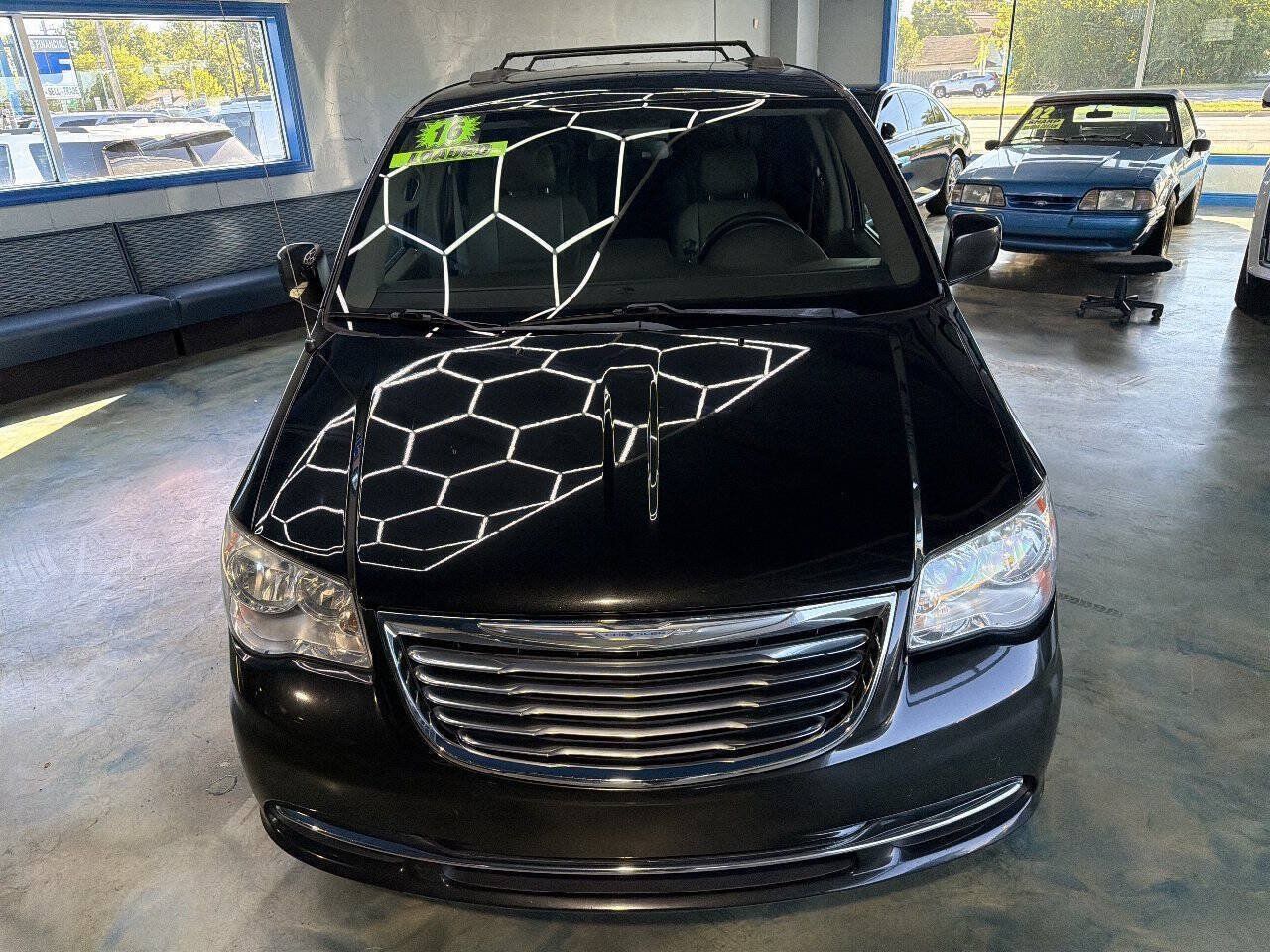 Used 2016 Chrysler Town & Country Touring FWD image 6