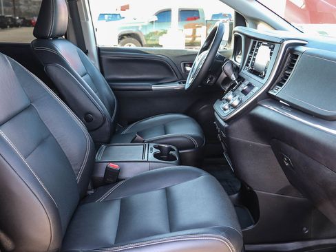 Used 2020 Toyota Sienna SE w/ Nightshade Edition FWD image 15