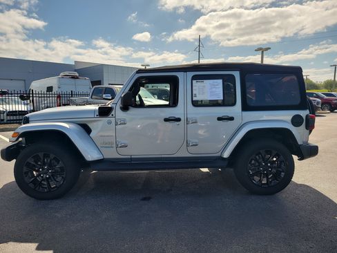Used 2022 Jeep Wrangler Unlimited Sahara w/ Cold Weather Group image 7