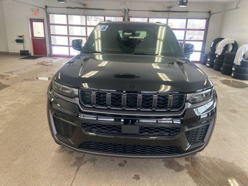 New 2026 Jeep Grand Cherokee Laredo image 2