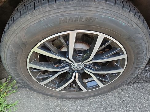 Used 2021 Volkswagen Tiguan SE w/ Panoramic Sunroof Package AWD/4WD image 8