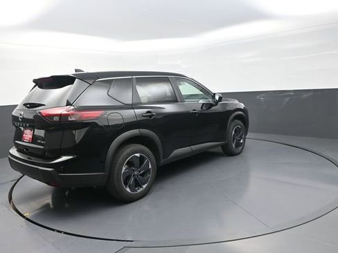 Used 2024 Nissan Rogue SV AWD/4WD image 2