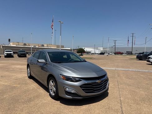 Used 2025 Chevrolet Malibu LS FWD image 1