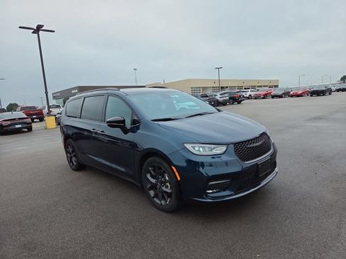 Used 2025 Chrysler Pacifica Limited FWD image 4