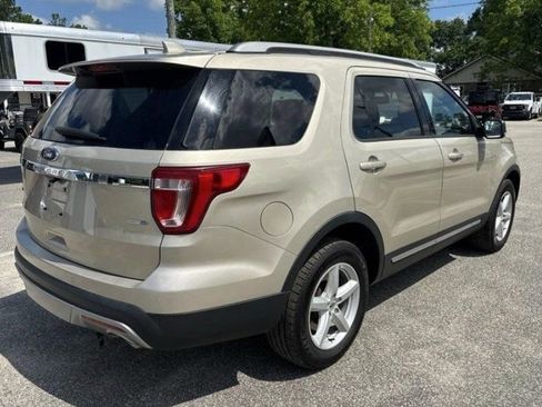 Used 2017 Ford Explorer XLT w/ Equipment Group 202A AWD/4WD image 7