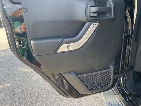 Used 2018 Jeep Wrangler Unlimited Sahara w/ Connectivity Group AWD/4WD image 12