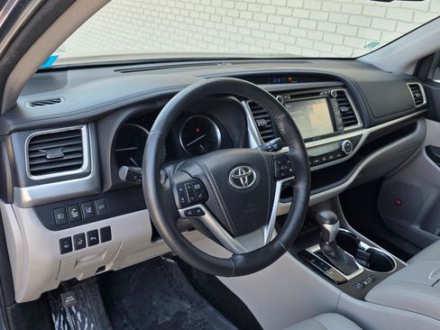 Used 2015 Toyota Highlander Limited Platinum AWD/4WD image 11