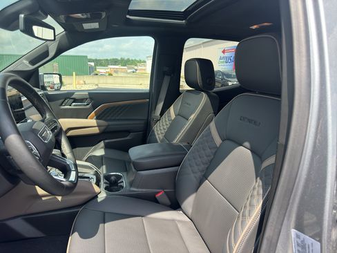 Used 2025 GMC Canyon Denali AWD/4WD image 10