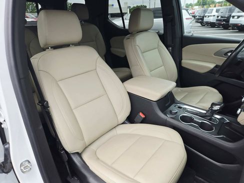 Used 2022 Chevrolet Traverse LT w/ LPO, Floor Liner Package FWD image 18