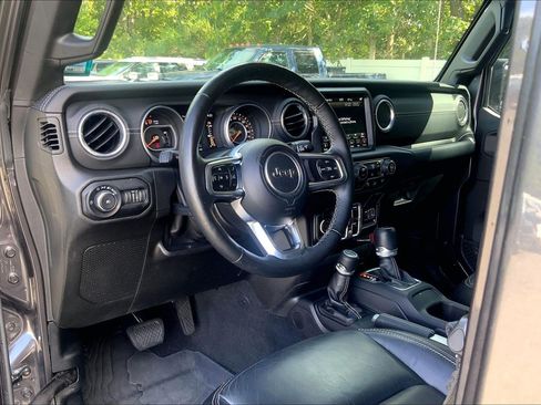 Used 2018 Jeep Wrangler Unlimited Sahara AWD/4WD image 15