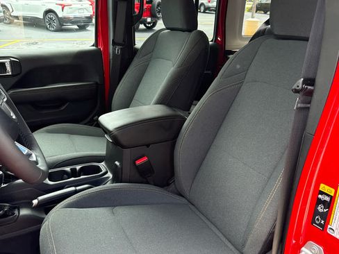 Used 2025 Jeep Wrangler Unlimited Sahara AWD/4WD image 6