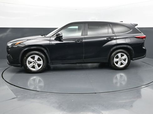 Used 2023 Toyota Highlander L FWD image 2