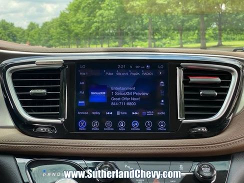 Used 2017 Chrysler Pacifica Limited FWD image 28