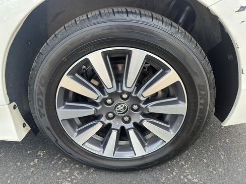 Used 2018 Toyota Sienna Limited Premium image 9