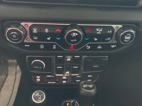 Used 2024 Jeep Wrangler Unlimited Rubicon w/ Technology Group AWD/4WD image 39