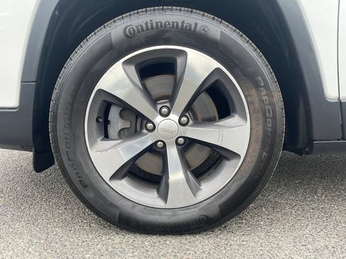 Used 2019 Jeep Cherokee Limited w/ Luxury Group AWD/4WD image 11