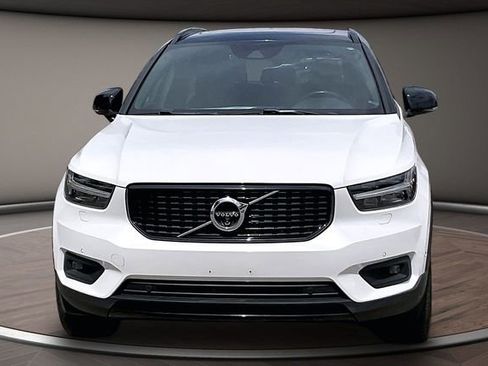 Used 2020 Volvo XC40 T4 R-Design FWD image 3
