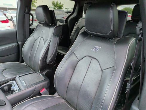 Used 2022 Chrysler Pacifica Limited w/ Uconnect Theater Family Group FWD image 26