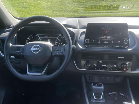 Used 2025 Nissan Rogue SV FWD image 13