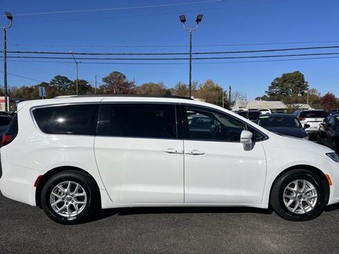 Used 2022 Chrysler Pacifica Touring-L image 8