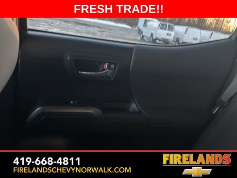 Used 2018 Toyota Tacoma TRD Sport image 32