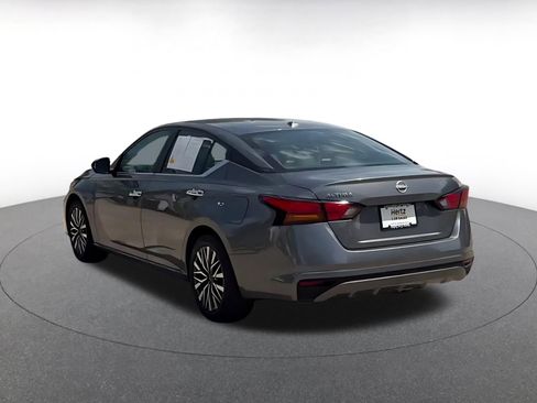 Used 2025 Nissan Altima 2.5 SV FWD image 11