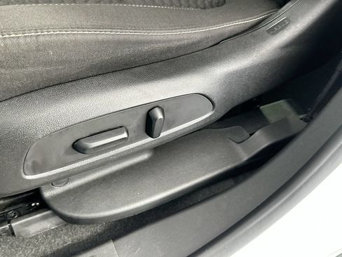 Used 2019 GMC Acadia SLE FWD image 19