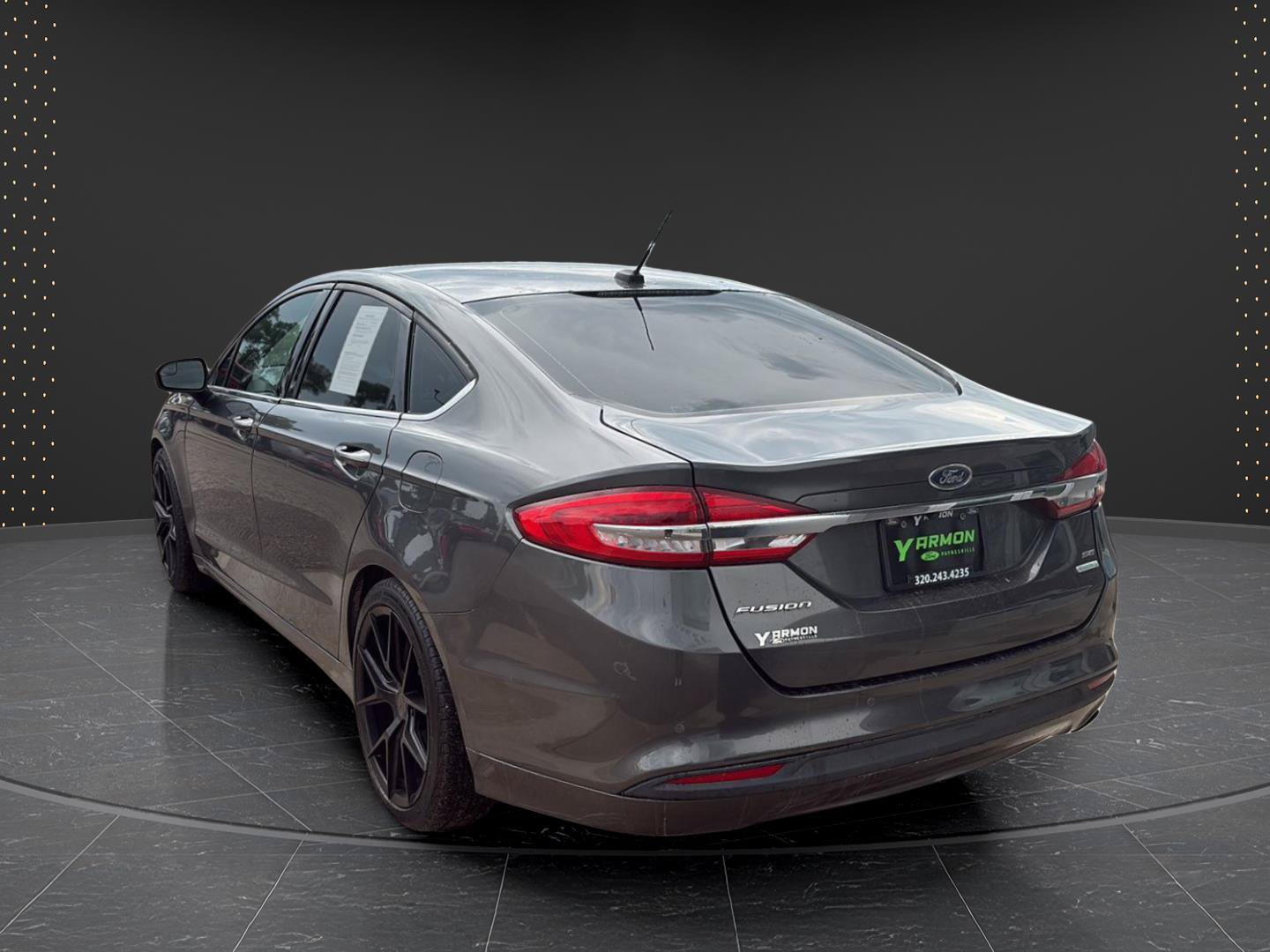 Used 2017 Ford Fusion SE w/ Fusion SE Technology Package FWD image 3
