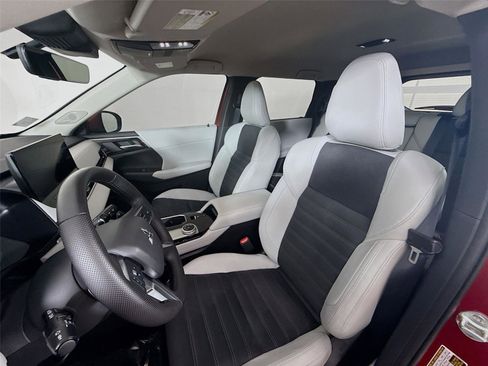 Used 2025 Mitsubishi Outlander SE image 18